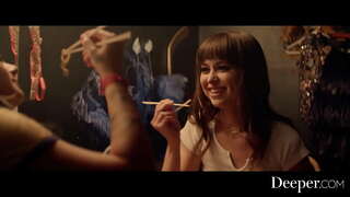 Pli profunda. Sexy infanetoj ĝui lesbian fuck