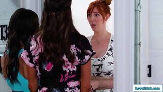 Stepmom a llysferch yn mynd i wynebu bwli a redhead busty yn gofyn am faddeuant cynnig em 3some.Mae hi'n facesits y brunette yn shes llyfu