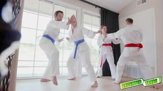 Luna Limyè ak Ashley Wouj échanjé ak pran yo van yo gen yon gou nan yo