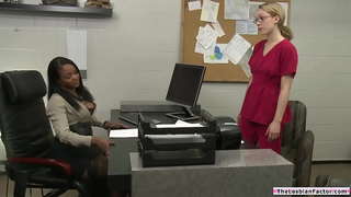 Tits калон негритянки раҳбари лижет киску худ белокурой сотруднице