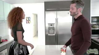 Ebony steddatter Brixley Benz takke hende stepdaddy seksuelt slobbing hans pik og ride ham i glemmebogen