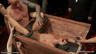 Joven morena esclavo Adriana Chechik es con los ojos vendados y, a continuación, en caja de gran polla follada por Astral el Polvo bajo el control de dom Princess Donna Dolore en público