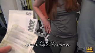 HUNT4K. డబ్బు కోసం, ఒక మనిషి అనుమతిస్తుంది ఒక అనుభవం హంటర్ ఫక్ GF