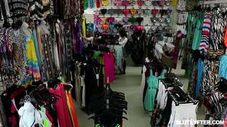 Blondie teen Haley Picche succhiare il cazzo e ottenere la sua figa scopata selvaggiamente al tempo stesso