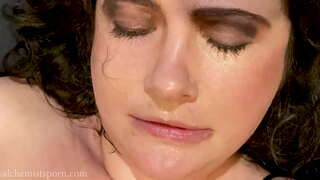 ���ुखी विनम्र मुंह और थप्पड़ मारा