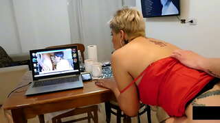 Ma avastan teda luurad mind, kui ma masturboida ja ma teen talle täitke my ass piim, kuni see voolab .....