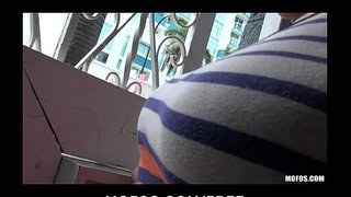 Чоң синица брюнетка кыз Сабрина Тейлор берет чоң коомдук БЖ