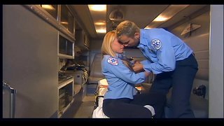 בלונדינית עם ציצים גדולים נדפקת בשחור גבוהים ירך גרביונים