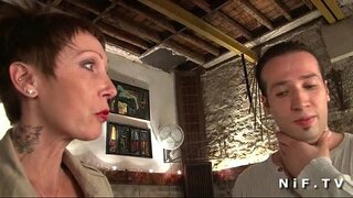 Сексуалды қыз құмарлықпен мастурбация жасайды және кискасын мастурбациялайды