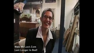 Сексуалды брюнетка үй шаруасындағы әйел трахается оның жұмыс орнында