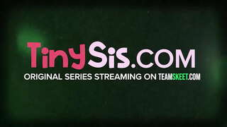 18 साल पुराने किशोर के लिए यहाँ एक बात और एक बात केवल करने के लिए, गड़बड़ हो जाओ! इस सेक्सी सौंदर्य के लिए प्यार करता है पर देखो, अपने चेहरे के साथ एक मुर्गा गहरी नीचे उसके गले और moans खुशी में किया जा रहा है जब pl