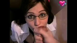 Linda chica en gafas se pone buena