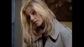 ���ີທໍາມະຊາດບິດບິດຜູ້ຊາຍຂອງນາງໃນຂະນະທີ່ຢູ່ໃນໂທລະສັບຫຼັງຈາກນັ້ນເຮັດໃຫ້ເຂົາກັບກ່ອນນາງໃບ