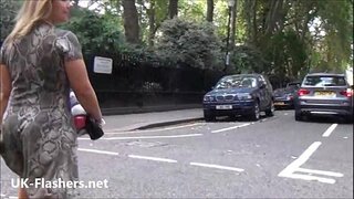 Sexy flashing blonde Ashley Riders umphandle exhibitionism kwaye amateur voyeur babe