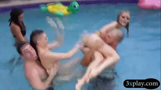 Hotties poka blowjob me te fucked ki te tohe eé i roto i te orgy