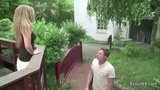 Klein skraal Tiener fucked deur die eienaar as gevolg van skuld 