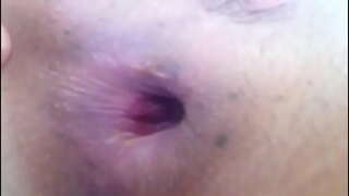 Cố gắng để đặt nó trong mông bên ngoài