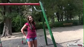 Kristina fotuda al públic per diners en efectiu