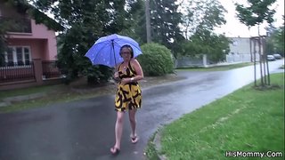 Maturaj panjo kaj teen lesbian ludante unu la alian