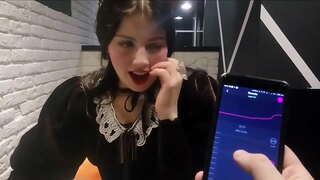 La chica es objeto de burlas por su novio con ohmibod en el restaurante