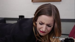 Veľké prsia brunetka šéf análny prsteň jej predavačka