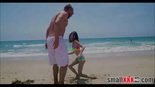 Ifanc A Petite Bach Merch Jasmine Llwyd Bach Yn Cael Pussy Ymestyn Gan Ceiliog Enfawr Dyn O&#039;r Traeth