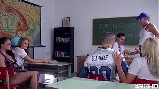 ���ದಿಹರೆಯದ ಡಾಲಿ Diore &amp;amp; Cathy Heaven ಹಂಚಿಕೊಳ್ಳಲು ಬೋಧಕನಾಗಿ ಶಿಶ್ನ ಎರಡು ದೇಶದವರು ತರಗತಿಯ