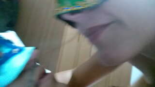 Donna sposata di sputare in bocca del maschio e facendogli ingoiare