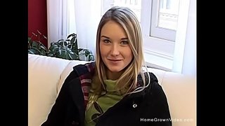 ���ೂಪರ್ ಮುದ್ದಾದ ಬ್ಲೊಂಡೆ ಹದಿಹರೆಯದ ಸುಂದರಿ ಬೆತ್ತಲೆ ಮತ್ತು plays with her ಟೈಟಾಗಿ ತುಲ್ಲು