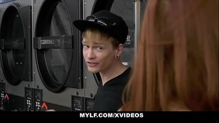 ضيق الفرج (VannaBardot) يحصل البظر يمسح من قبل جبهة تحرير مورو الإسلامية (SereneSiren)