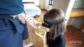 Эмх замбараагүй Deepthroat Gagging нь Зарц Охин Ундаа аяга pee!