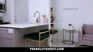 Teen babe omogoča sošolca pofukati v zameno za njen preskusov