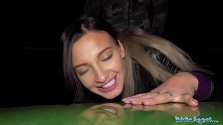 PublicAgent Curvy busty hottie გარეთ საღამოს პირში აღება და fuck