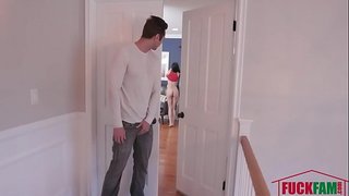 Squirts Ngarkesës Së Sperma Në Stepsister&amp;#039;S Face-Harmony Wonder