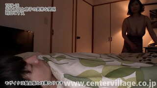 Кодзуэ, 51 рік, яка втратила свого чоловіка із-за хвороби 10 років тому і з тих пір живе зі своїм сином.Сину 23 роки, який тільки цієї весни влаштувався на роботу, скільки разів це повторювалося з дня в день з моїм чоловіком, коли я була молодою ....