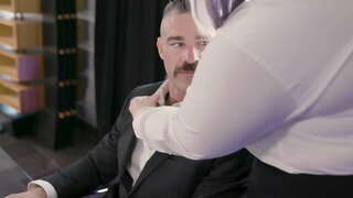 Красотка XXL Трахается Дар киску Аз Худ Похотливым Боссом