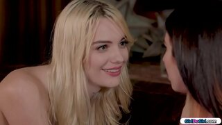 Brunette a tha a &#039; coimhead airson iomallach agus ag iarraidh air a h blonde iomallach ma tha i air fios a-staigh far a bheil e.A h-uile naked i a &#039; tionndadh mun cuairt le iomallach i anal.a h-uile pàirt gus seo a thoirt às fosgail i suas agus bha i seduces her.Tha iad a kiss i licks i pussy mus facesitting i