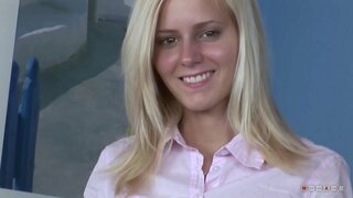 Əzizim, ancaq oynaq edir Sarışın sevir tullanmaq onun üzvü ilə Böyük старанием