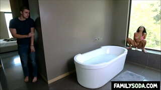 Сводный бародар застает сводную сестру трахающейся дилдо дар en