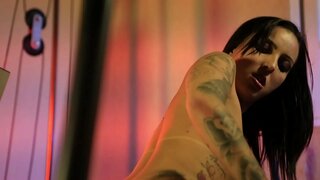 Catra įtikina savo trenerio, kad treniruotės šiek tiek daugiau šilta