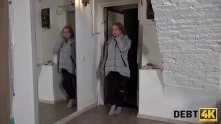 Долг4 tisuća Beba nije mogla vratiti dug za velike sise, tako da je kolekcionar čvrsto трахнул joj