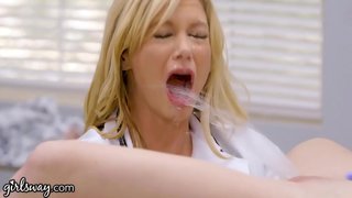 Өспүрүм Брызгает Карата Ысык жана Грудастого Врач-Лесбиянку