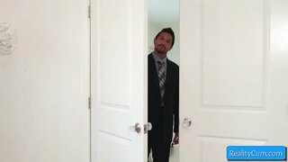 Cutie adolescent blonda efectuează uimitor sex oral pe un masiv alb dick și-l iubește