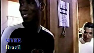 Zwou Jungs geil, datt Si Maachen eng Vill Schimpfen mat der Geschäftsplaz Haaptuleies, deen aus de Filmer vun der Léift