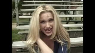 Ұзын шашты мүйізді аққұба қонақ бөлмесінде қатты корозға мінуді жақсы көреді