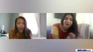 Saamslagtig gfs besluit om te gebruik om hul speelgoed tydens&#039;n call.Die busty babe anale proppe haar gat terwyl die klein tiete stel haar gat op&#039;n speelding