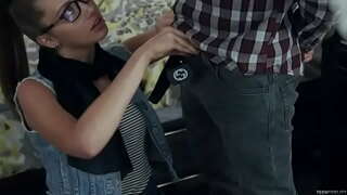 Hipster teen saugt und fickt Schwanz