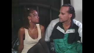 Екзотична сучка в чорних панчохах отримує твердий білий член в позі собаки