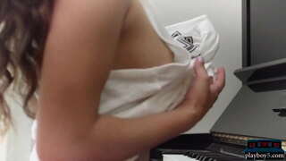 Centerfold pornstar Uma Jolie បានបង្ហាញរបស់នាងអស្ចារ្យធម្មជាតិរាងកាយ