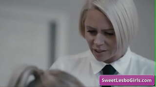 Vaadata naughty milf lesbos nautida sügavad perset ja tutti fingering kaua kestev haripunkti kontoris